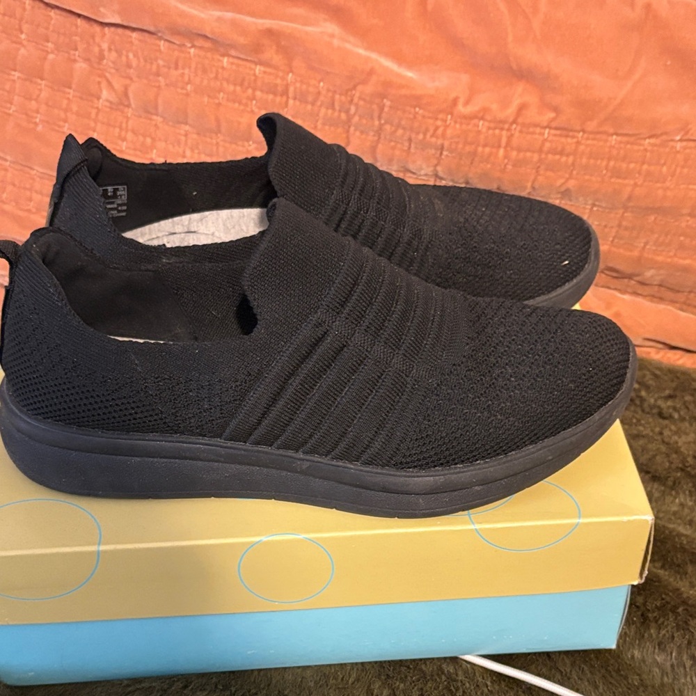Clarks Women’s Black
Slip-On Sneakers